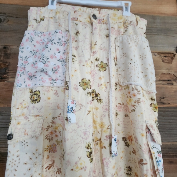 NWOT POL Natural Cream Floral Print Patched Cotton Cargo Joggers Size LARGE - Picture 6 of 7